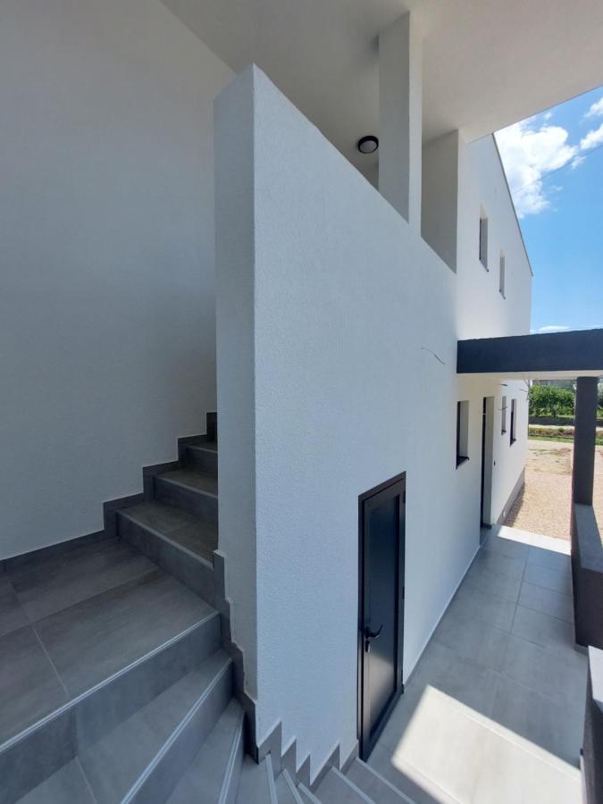 Danin Apartmani Bar Luaran gambar